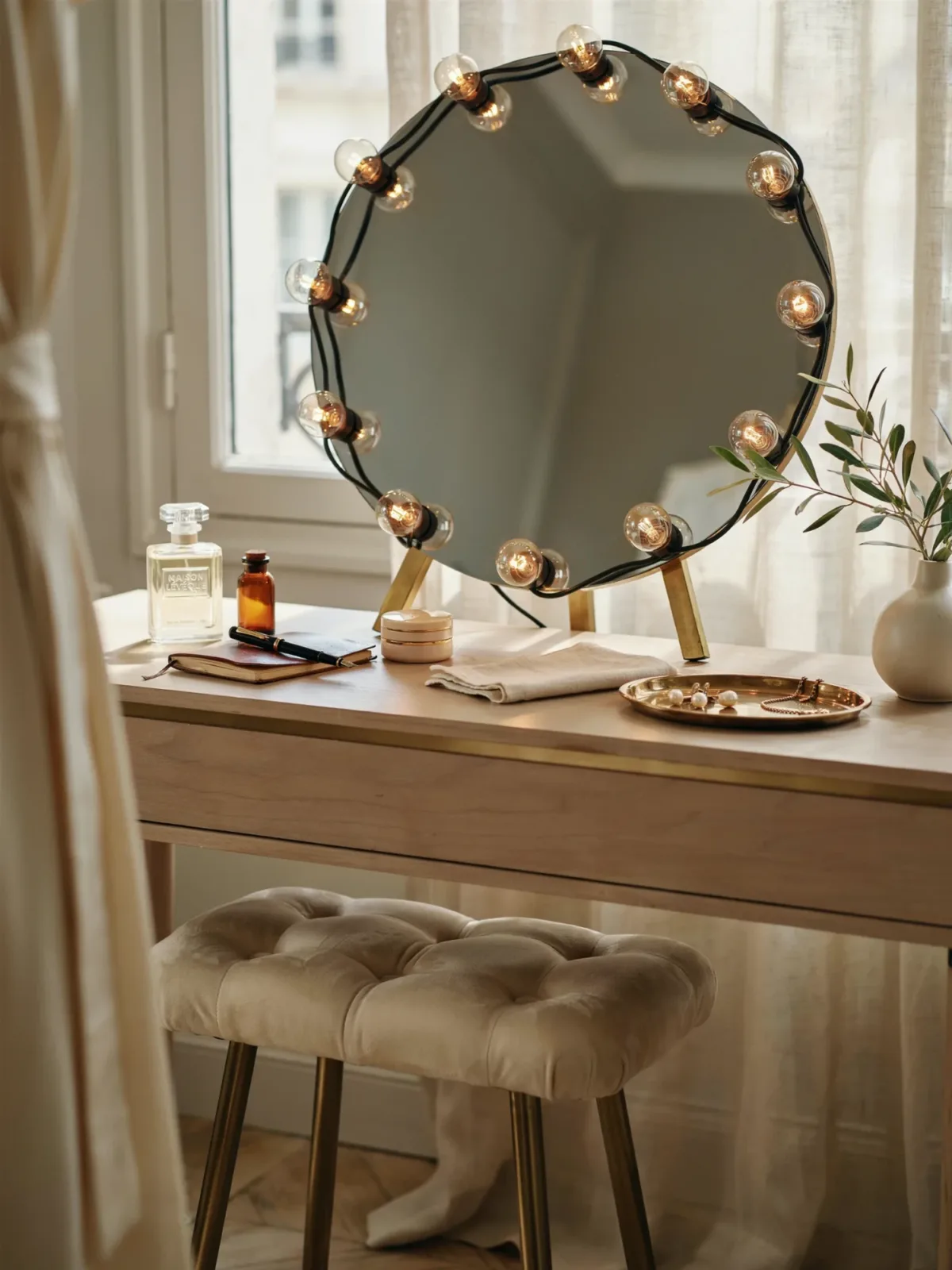 4. Glam Dressing Area With a Hollywood Vanity Mirror 4. Glam Dressing Area With a Hollywood Vanity Mirror