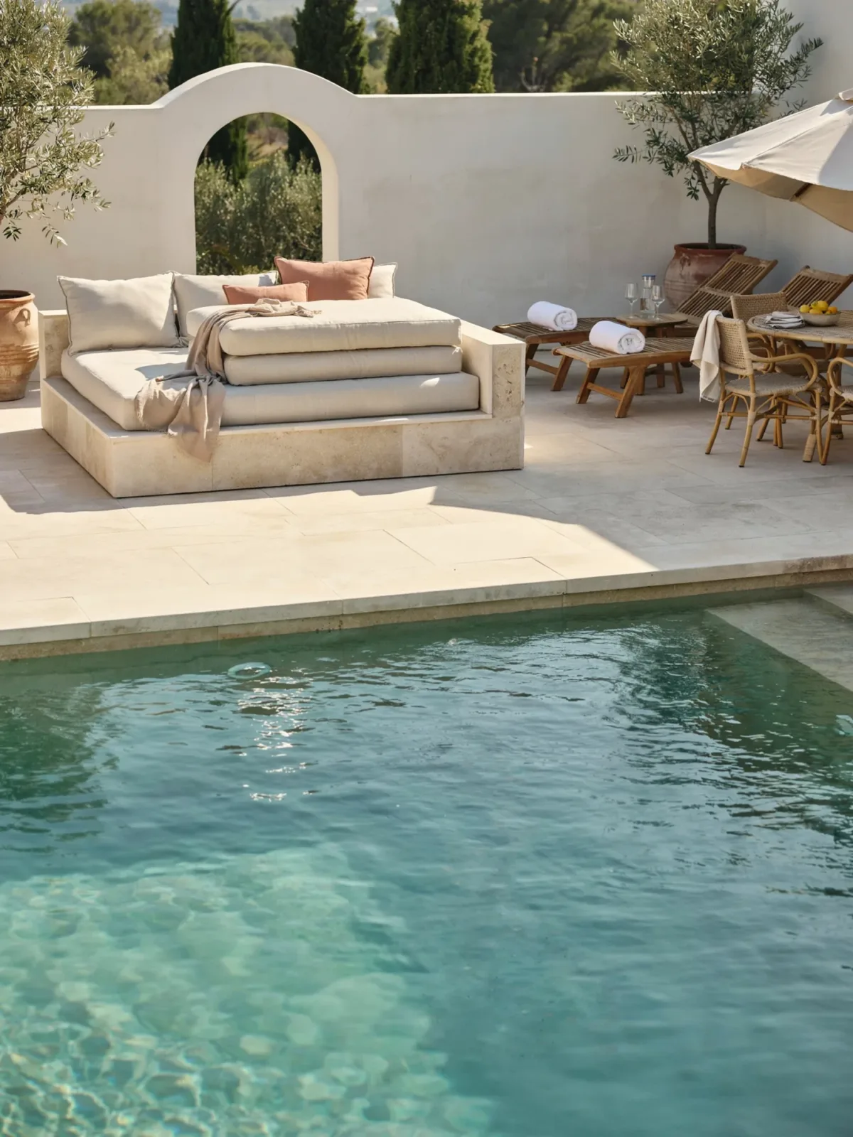 17. Luxury Poolside Lounge 17. Luxury Poolside Lounge